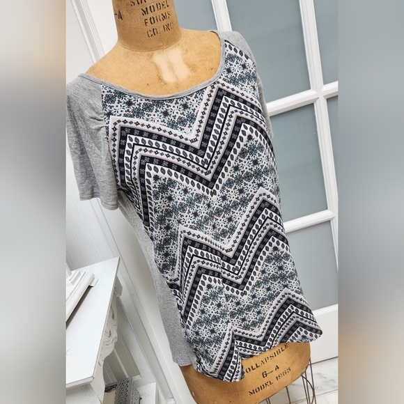 Maurices ZigZag Short Sleeve Boat Neck Tee Shirt EUC - Picture 3 of 7